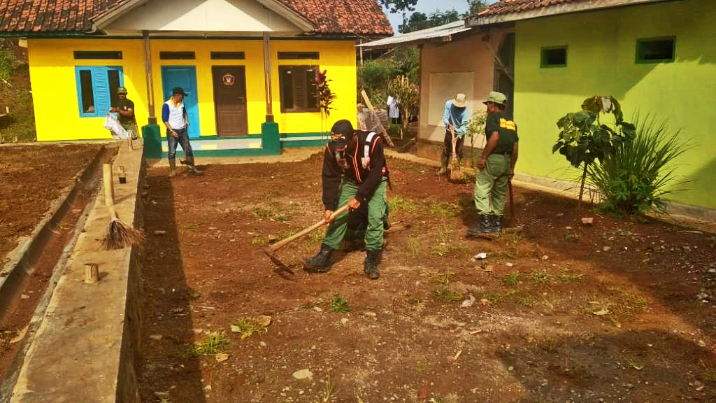 Kepala Desa dan Satuan Linmas Desa Nagreg Kendan melaksanakan kegiatan Sabilulungan Bersih